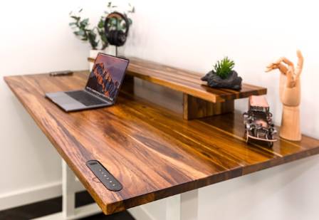 Solid Wood Desk That Combines Craftsmanship and Elegance