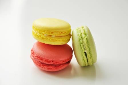 Colorful Macarons: The Secret to Perfectly Full Shells